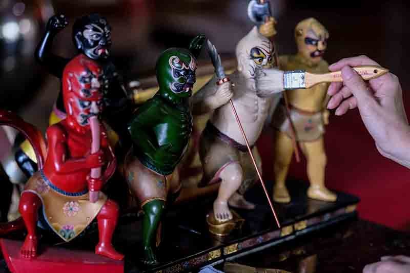 Warga Keturunan Tionghoa Ramai-Ramai Bersihkan Patung Dewa Jelang Imlek - Bagian 2