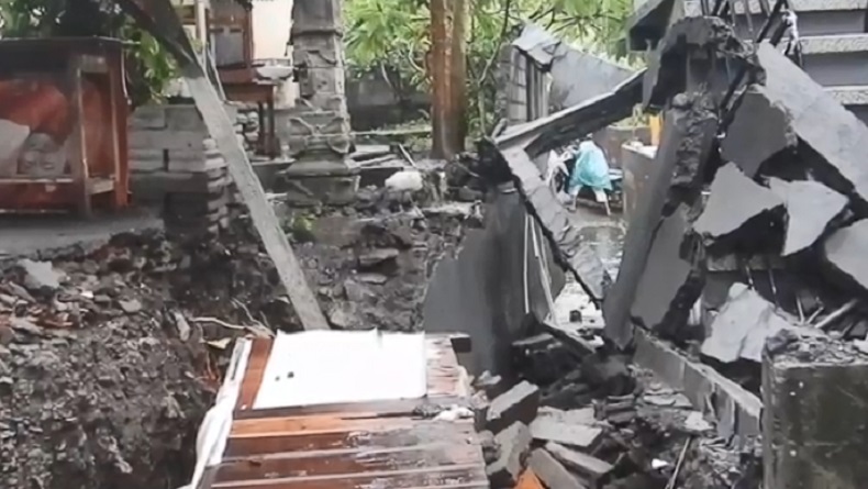 Tembok Sekolah SD Ambruk Timpa Rumah dan Tempat Usaha di Karangasem Bali