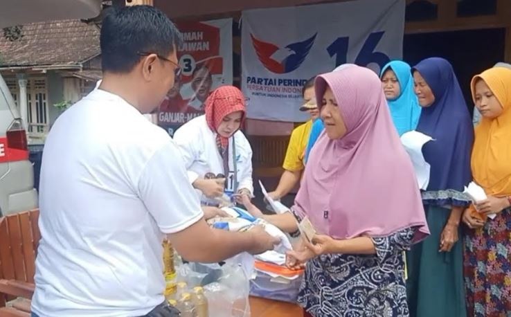 Caleg Perindo Nugroho Iman Santosa Gelar Bazar Minyak Goreng Murah di Sragen