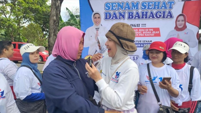 Caleg Perindo Venna Melinda Dipeluk Pedagang saat di Kediri, Didoakan Menang Pemilu 2024