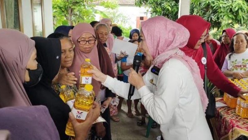 Ratusan Lansia Serbu Bazar Minyak Goreng Murah Caleg Perindo Venna Melinda di Kediri