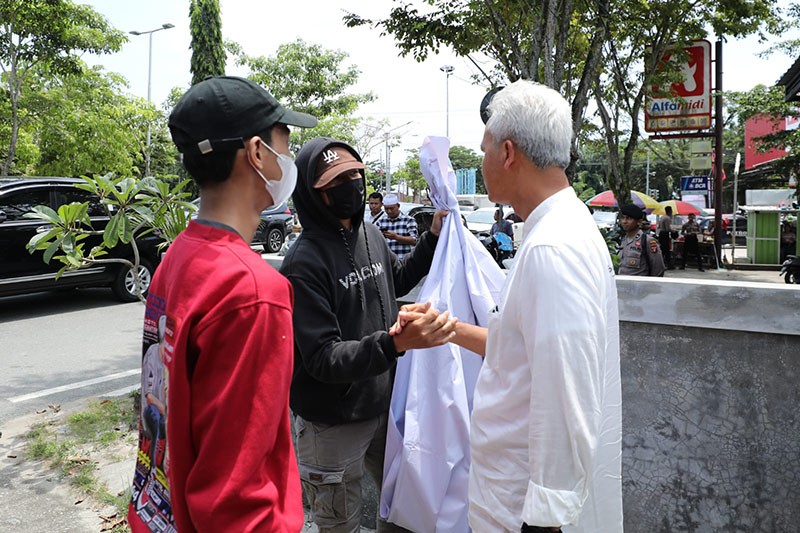Humanis, Ganjar Ajak Makan Pendukung Prabowo dan Sampaikan Pesan Damai - Bagian 5