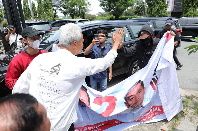 Humanis, Ganjar Ajak Makan Pendukung Prabowo dan Sampaikan Pesan Damai - Bagian 3