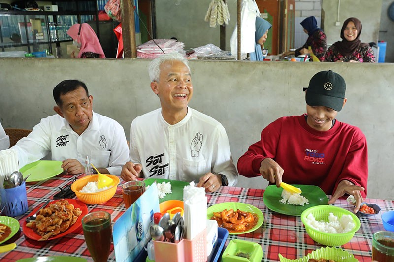 Humanis, Ganjar Ajak Makan Pendukung Prabowo dan Sampaikan Pesan Damai - Bagian 2