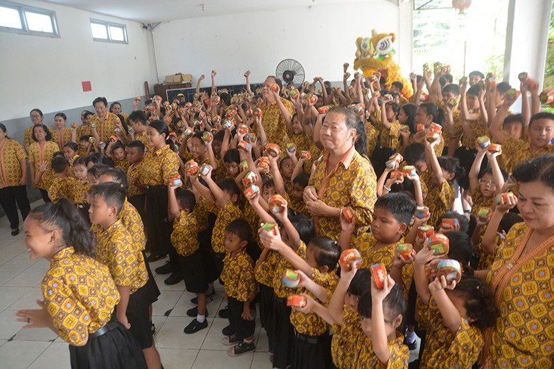 Tradisi Bagi-Bagi Kue Keranjang Sambut Imlek di Sekolah Kuncup Melati Semarang - Bagian 5