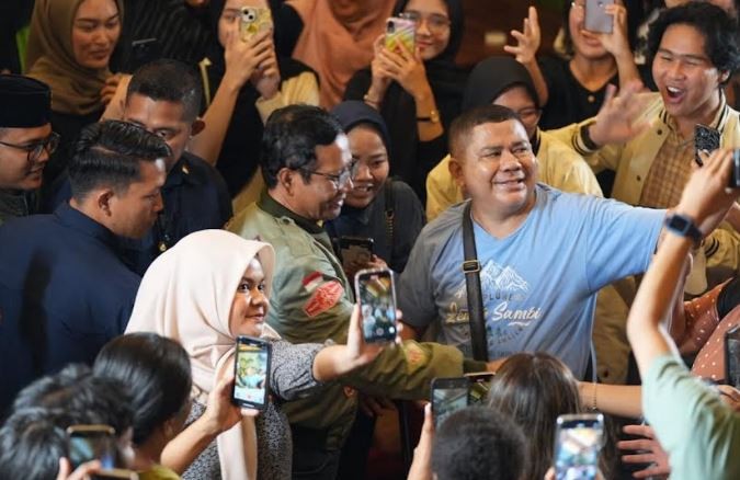 Hadir di Tabrak Prof, Difabel Ini Dibantu Mahfud MD Bisa Gunakan Hak Pilih