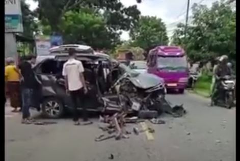 Kecelakaan Minibus Tabrak Truk di Bangkalan, 2 Perempuan Seksi Luka-Luka