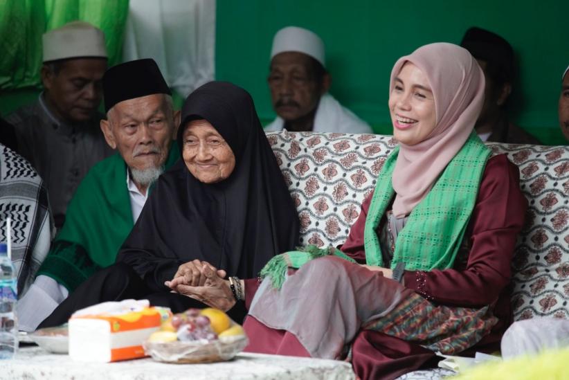 Demi Menghadiri Peringatan Isra Mikraj, Siti Atikoh Hujan-Hujanan ke Ponpes di Serang - Bagian 2