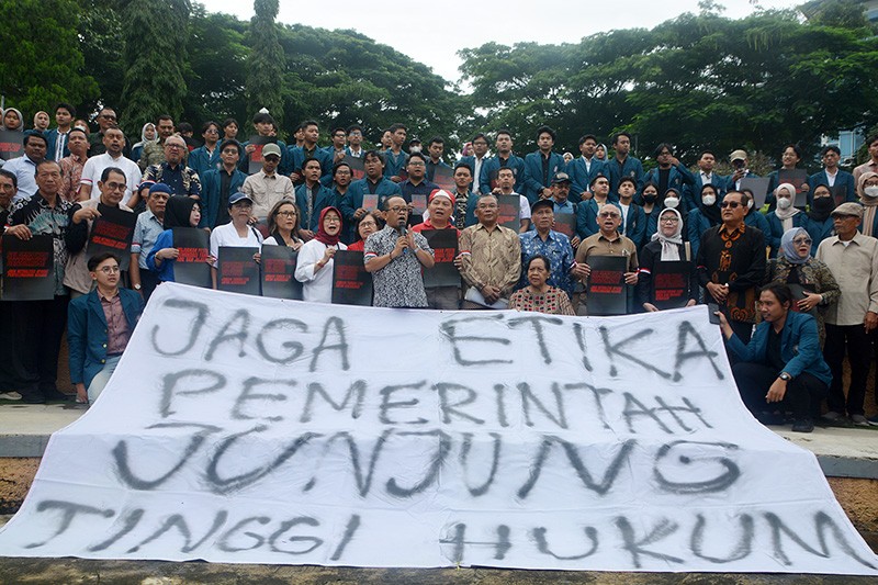 Indonesia dalam Darurat Demokrasi, Guru Besar hingga BEM Undip Gelar Aksi - Bagian 1