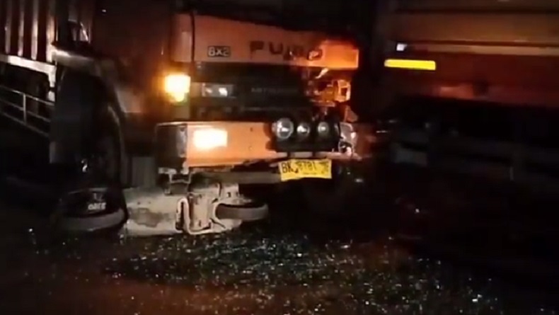 title Kecelakaan di Bakauheni Truk Fuso Tabrak 4 Kendaraan, 1 Orang Tewas 3 Luka Kecelakaan di Bakauheni Truk Fuso Tabrak 4 Kendaraan, 1 Orang Tewas 3 Luka