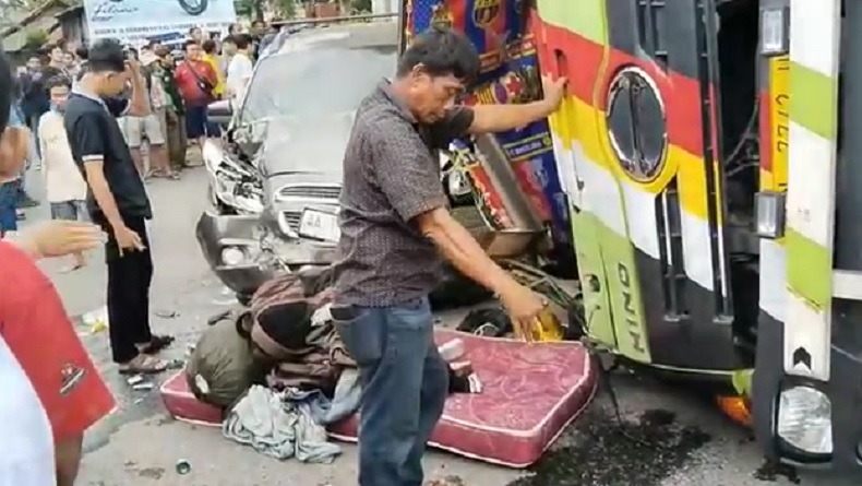 Ugal-ugalan, Truk Angkut Elpiji Terguling Tabrak Mobil Dan Motor Di Kebumen