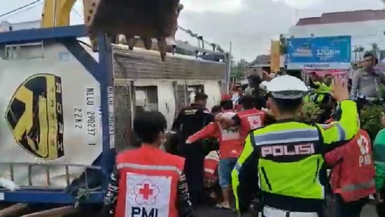 title Truk Ugal-ugalan di Kebumen Telan Korban, Pengendara Motor Tewas Tertindih Truk Ugal-ugalan di Kebumen Telan Korban, Pengendara Motor Tewas Tertindih
