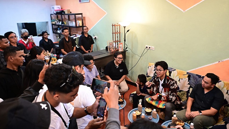 Nongkrong di Pantai Kupang, Alam Ganjar Diskusi Bareng Kawan Tuli dan Influencer