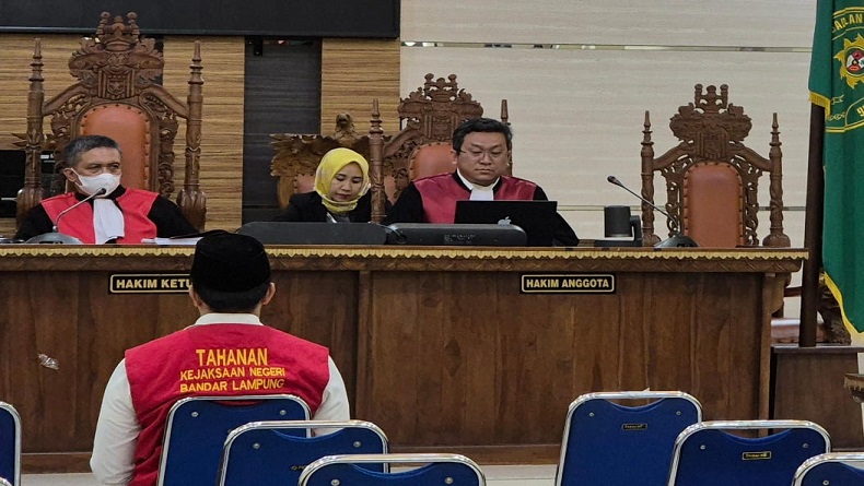 title Dituntut Hukuman Mati, Mantan Kasat Narkoba Lamsel Andri Gustami Menangis Minta Maaf ke Istri dan Anak Dituntut Hukuman Mati, Mantan Kasat Narkoba Lamsel Andri Gustami Menangis Minta Maaf ke Istri dan Anak