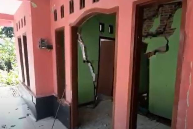 Tanah Gerak di Cilacap Rusak Belasan Rumah, Warga Mengungsi