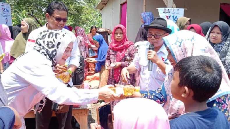 Bazar Murah Caleg Perindo, 500 Liter Minyak Goreng Ludes Diserbu Warga Indramayu