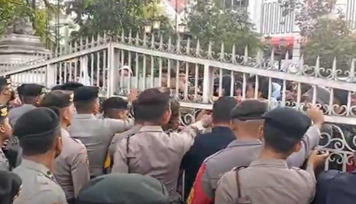 Aksi Demo BEM Se-DIY Desak Selamatkan Demokrasi Diwarnai Saling Dorong