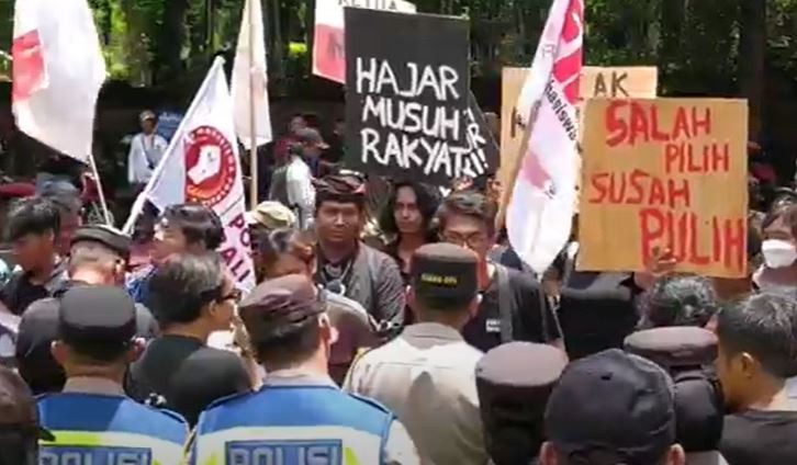 Mahasiswa di Bali Demo Desak Ketua KPU Hasyim Asy’ari Mundur karena Langgar Etik