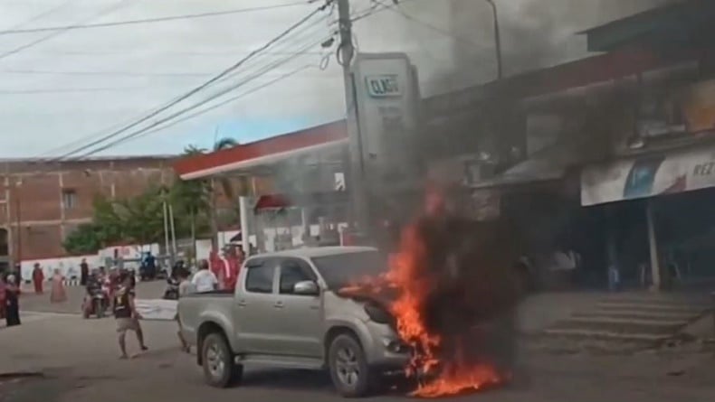 Geger! Mobil Terbakar di Depan SPBU Wajo Sulsel, Warga Sempat Panik