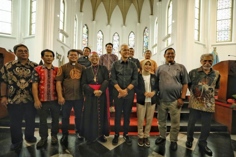 Ganjar Pranowo Silaturahmi dengan Uskup Bogor, Bawa Pesan Damai Jelang Pemilu - Bagian 4
