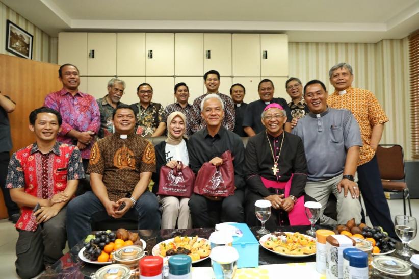 Ganjar Pranowo Silaturahmi dengan Uskup Bogor, Bawa Pesan Damai Jelang Pemilu - Bagian 5