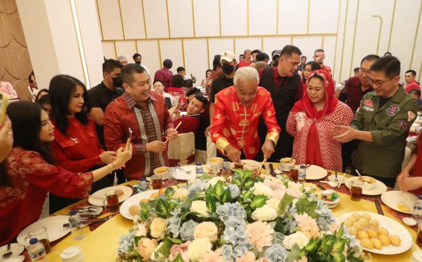 Gaya Ganjar Pranowo Tampil dengan Baju Khas Etnis Tionghoa saat Perayaan Imlek - Bagian 3
