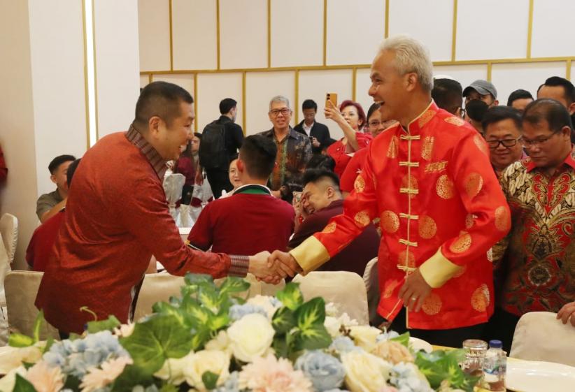 Gaya Ganjar Pranowo Tampil dengan Baju Khas Etnis Tionghoa saat Perayaan Imlek - Bagian 1