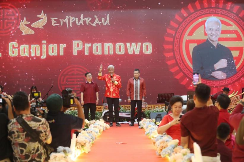 Gaya Ganjar Pranowo Tampil dengan Baju Khas Etnis Tionghoa saat Perayaan Imlek - Bagian 2