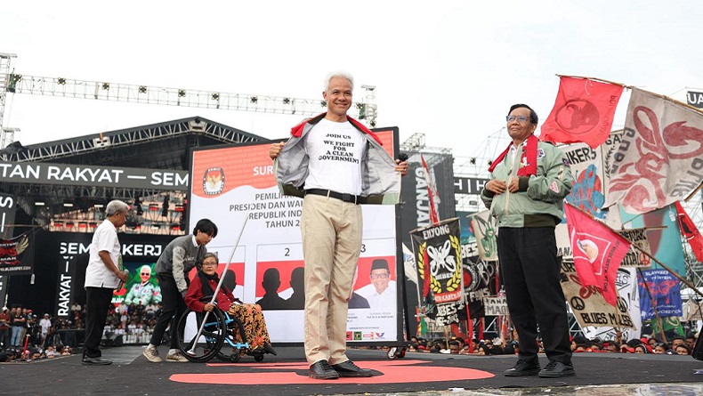 title Ganjar Bangkitkan Dono Warkop DKI dengan Kaos Clean Government di Simpang Lima Semarang Ganjar Bangkitkan Dono Warkop DKI dengan Kaos Clean Government di Simpang Lima Semarang