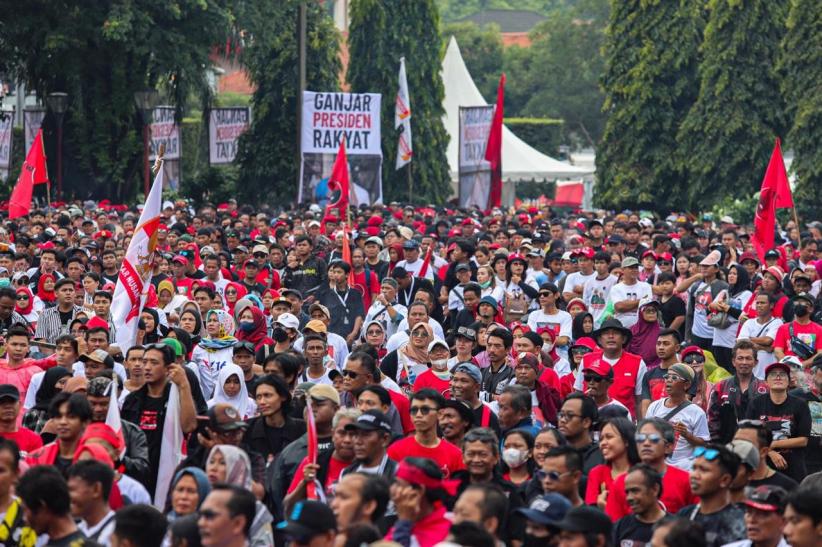 Ribuan Massa Pendukung Ganjar-Mahfud Berdatangan ke Simpang Lima Semarang - Bagian 2