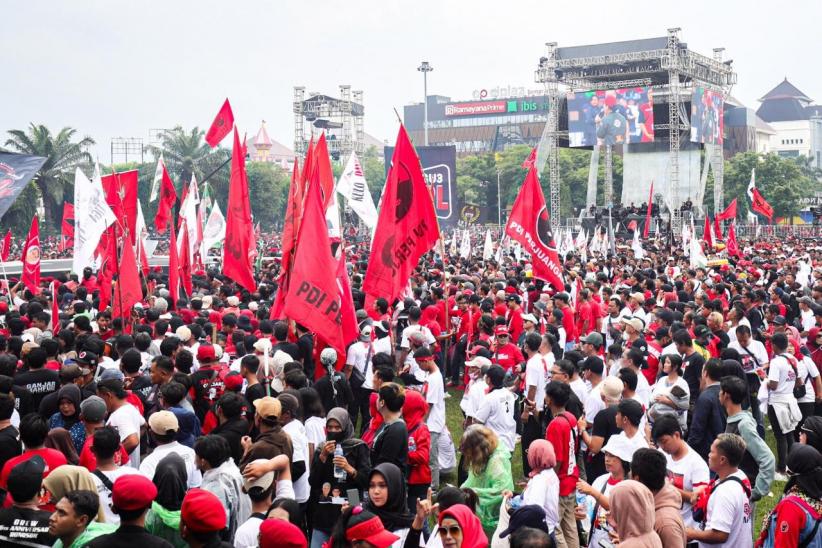 Ribuan Massa Pendukung Ganjar-Mahfud Berdatangan ke Simpang Lima Semarang - Bagian 3
