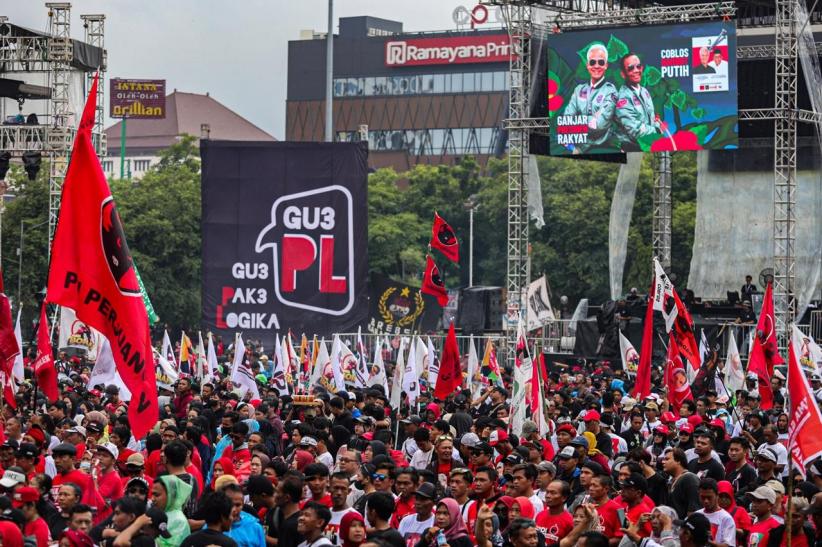 Ribuan Massa Pendukung Ganjar-Mahfud Berdatangan ke Simpang Lima Semarang - Bagian 1