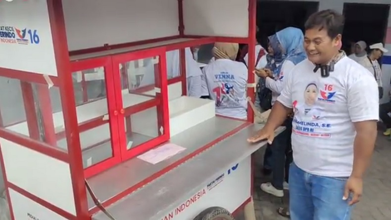 title Pedagang asal Tulungagung Terharu Dapat Gerobak Perindo dari Caleg Venna Melinda Pedagang asal Tulungagung Terharu Dapat Gerobak Perindo dari Caleg Venna Melinda