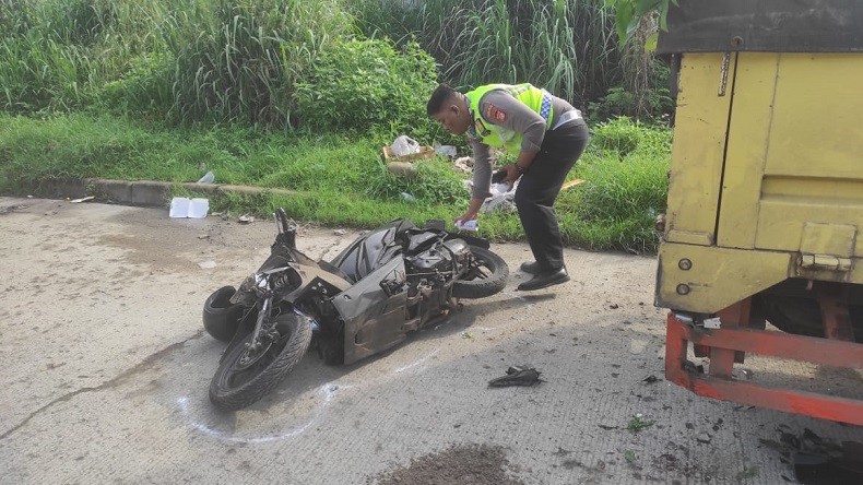 Tabrak Truk Parkir Pemotor Terkapar Bersimbah Darah Di Serpong 4790