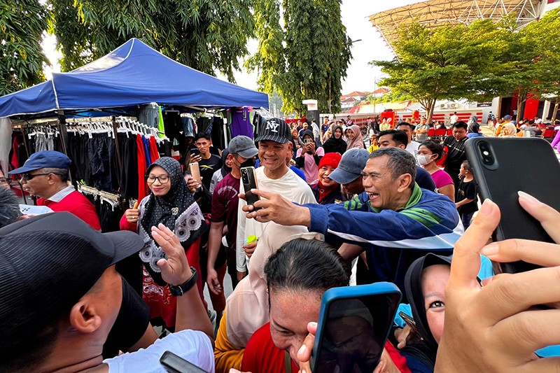 Momen Warga Semarang Rebutan Foto Bersama Ganjar saat Berolahraga Pagi - Bagian 3