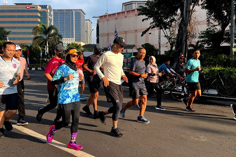 Momen Warga Semarang Rebutan Foto Bersama Ganjar saat Berolahraga Pagi - Bagian 2
