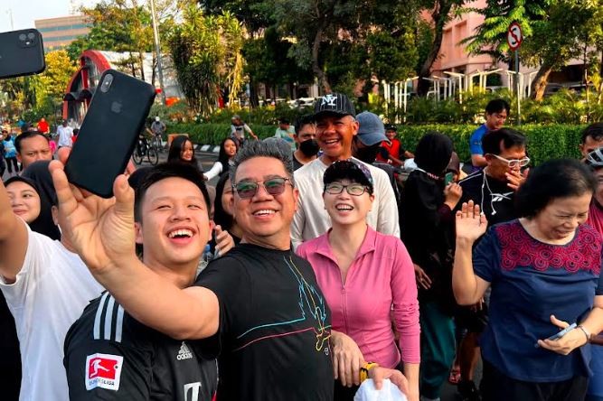 Ganjar-Atikoh Jadi Rebutan Swafoto Warga saat Olahraga di Simpanglima Semarang