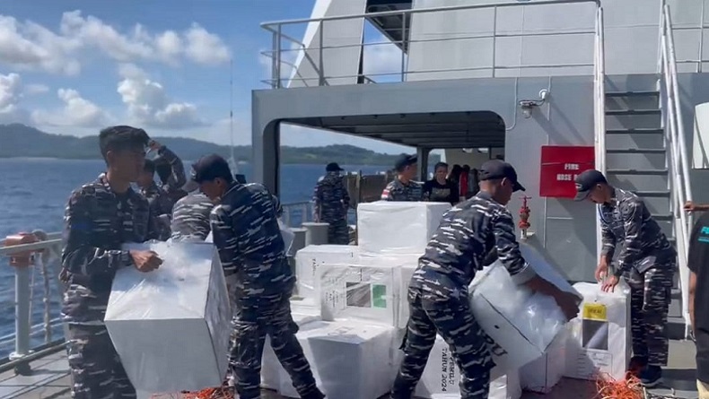 Kapal Perang TNI AL Dikerahkan untuk Distribusikan Logistik Pemilu di Maluku Barat Daya