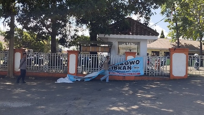 Masa Tenang Kampanye, Bawaslu Lebak Bersihkan TPS dari Alat Peraga Kampanye 