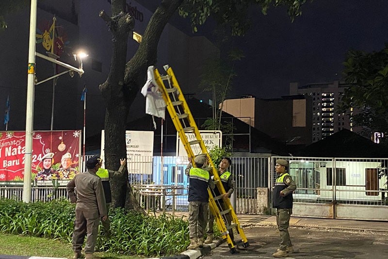 Masa Tenang Pemilu 2024, Petugas Gabungan Turunkan Alat Peraga Kampanye - Bagian 3