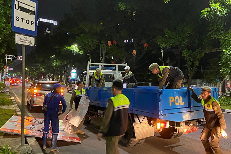 Masa Tenang Pemilu 2024, Petugas Gabungan Turunkan Alat Peraga Kampanye - Bagian 2