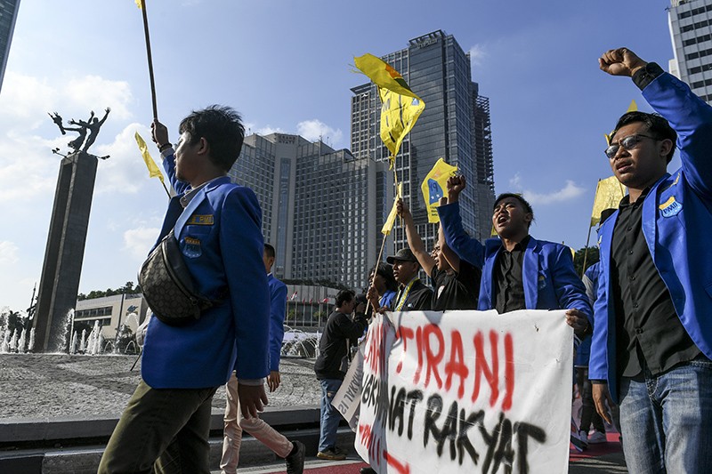 Aksi Mahasiswa PMII Bawa Bendera Kuning, Tuntut Pemerintah Hentikan Praktik KKN - Bagian 2