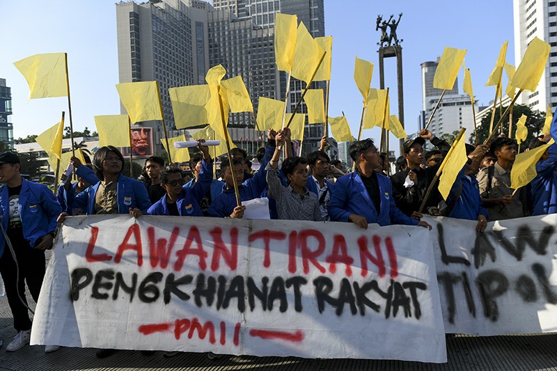 Aksi Mahasiswa PMII Bawa Bendera Kuning, Tuntut Pemerintah Hentikan Praktik KKN - Bagian 1