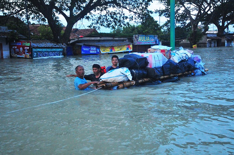 Jalan Pantura Demak-Semarang Masih Putus, Kendaraan Terjebak di Tengah Banjir - Bagian 2