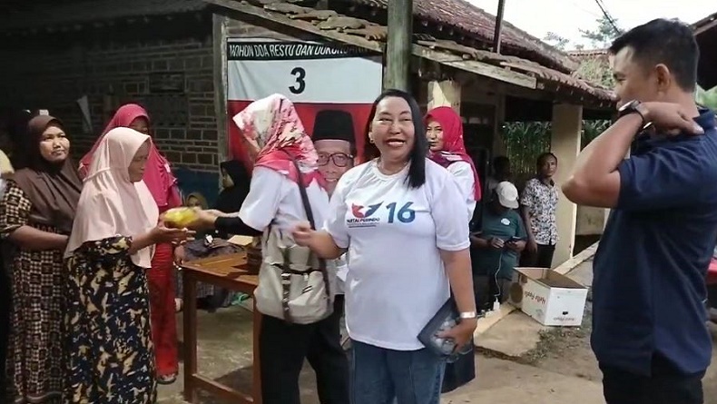 Caleg Partai Perindo Jeannie Latumahina Gelar Bazar Murah di Notorejo Tulungagung
