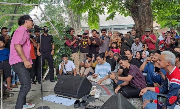 Jelang Coblosan, Ganjar Duduk Lesehan Dengarkan Slank Bernyanyi di TBRS Semarang