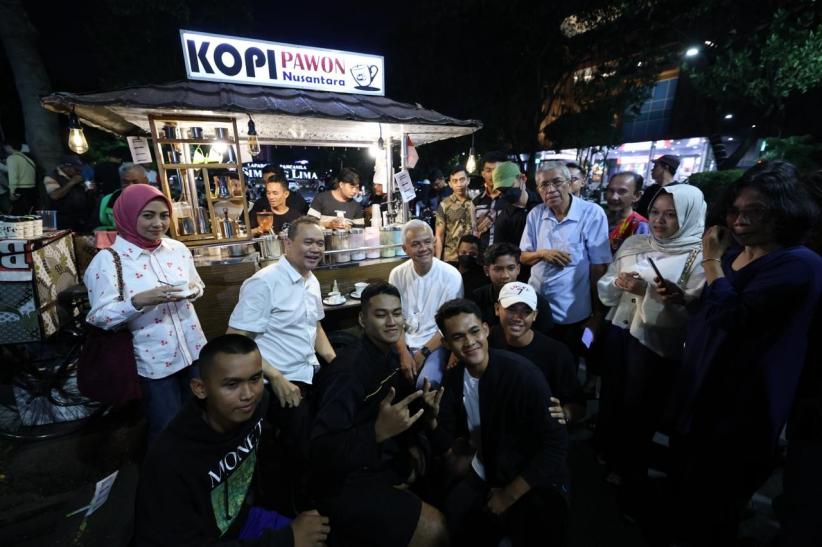 Ganjar Pranowo Ngopi Bareng Cak Lontong di Warung Kaki Lima Semarang - Bagian 4