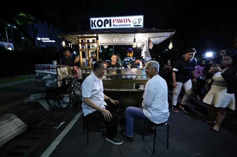Ganjar Pranowo Ngopi Bareng Cak Lontong di Warung Kaki Lima Semarang - Bagian 2