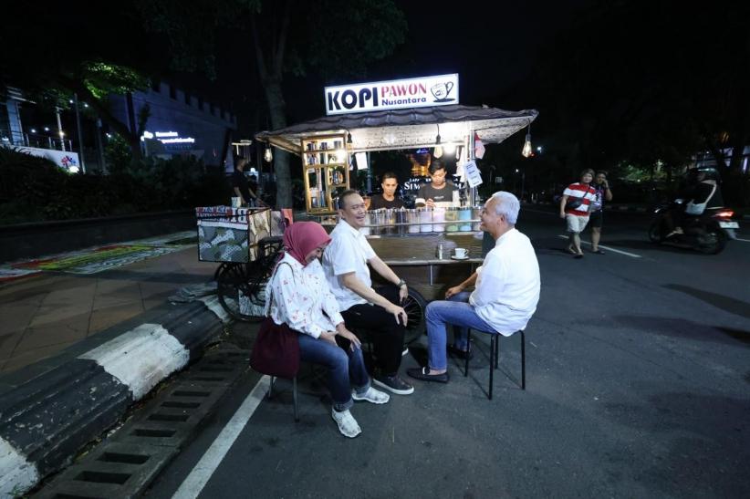 Ganjar Pranowo Ngopi Bareng Cak Lontong di Warung Kaki Lima Semarang - Bagian 1