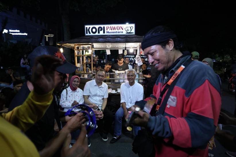 Ganjar Pranowo Ngopi Bareng Cak Lontong di Warung Kaki Lima Semarang - Bagian 3